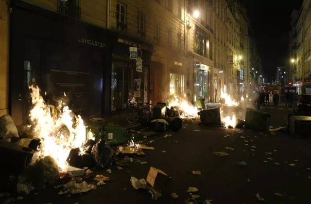 Fransa'daki protestolarda polisten göstericiye yumruk! Görüntü emniyeti harekete geçirdi