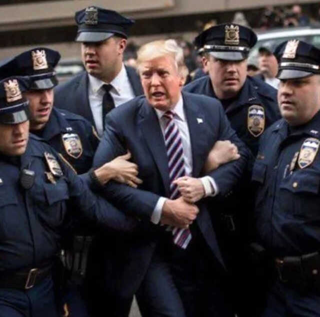 Tutuklanacağı söylenen Trump'a ait fotoğraflar ABD'yi karıştırdı Tutuklanacağı söylenen Trump'a ait fotoğraflar ABD'yi karıştırdı