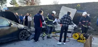 Gediz'de iki otomobil kafa kafaya çarpıştı: 1 ölü, 3 yaralı