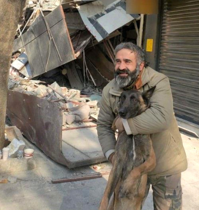 Enkaz altında hayatını kurtaran köpeğin resmini vücudunda ömür boyu taşıyacak