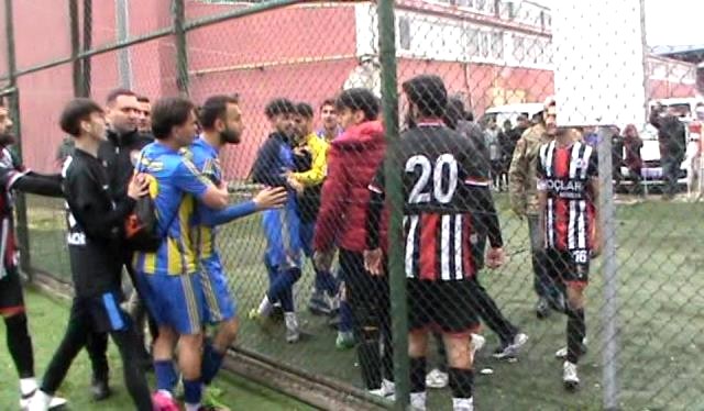 Amatör Lig bildiğiniz gibi! Polis araya girmese birbirlerini öldüreceklerdi Amatör Lig bildiğiniz gibi! Polis araya girmese birbirlerini öldüreceklerdi