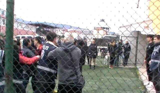 Amatör Lig bildiğiniz gibi! Polis araya girmese birbirlerini öldüreceklerdi Amatör Lig bildiğiniz gibi! Polis araya girmese birbirlerini öldüreceklerdi