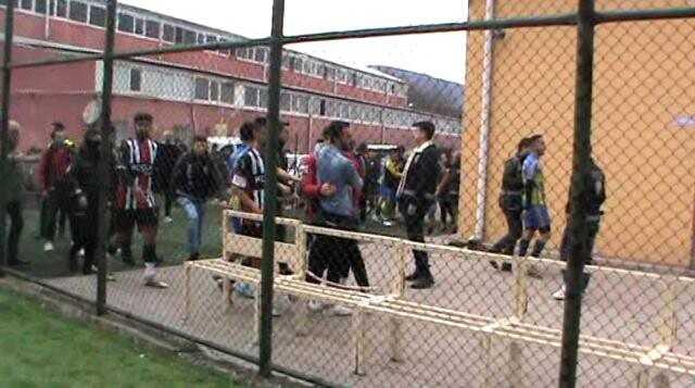 Amatör Lig bildiğiniz gibi! Polis araya girmese birbirlerini öldüreceklerdi Amatör Lig bildiğiniz gibi! Polis araya girmese birbirlerini öldüreceklerdi