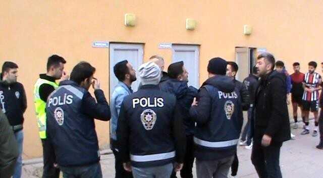 Amatör Lig bildiğiniz gibi! Polis araya girmese birbirlerini öldüreceklerdi Amatör Lig bildiğiniz gibi! Polis araya girmese birbirlerini öldüreceklerdi