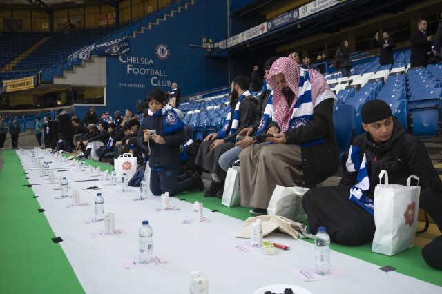 Lig tarihinde bir ilk! Dünya devi Chelsea, stadında iftar programı düzenledi