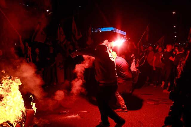 İsrail'de sular durulmuyor! Netanyahu geri adım atsa da göstericiler protestoya devam etti