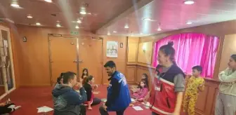 Gemide barınan depremzedelere uzmanlardan sosyal destek