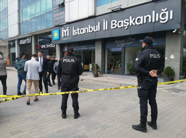 AK Parti İstanbul İl Başkanı Kabaktepe, saldırıya uğrayan İYİ Parti İstanbul İl Başkanlığı'nı ziyaret etti