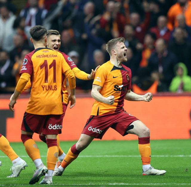 Son Dakika: Lider Galatasaray, son dakikalarda bulduğu gollerle Adana Demirspor'u 2-0'lık skorla mağlup etti