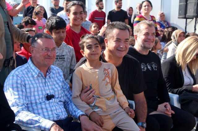 Acun Ilıcalı ve Varol Yaşaroğlu, Hatay'da depremzede çocuklarla bir araya geldi