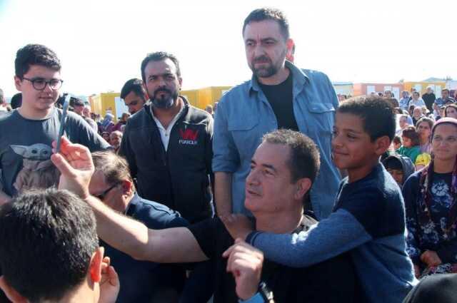 Acun Ilıcalı ve Varol Yaşaroğlu, Hatay'da depremzede çocuklarla bir araya geldi