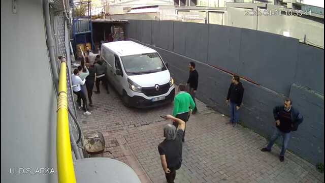 Araç park etme kavgasında beyzbol sopaları ve silahlar konuştu: 1 ölü Araç park etme kavgasında beyzbol sopaları ve silahlar konuştu: 1 ölü
