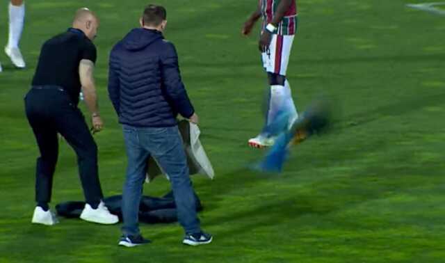 Ne köpek ne kedi! Sahaya giren hayvan futbol maçını felç etti Ne köpek ne kedi! Sahaya giren hayvan futbol maçını felç etti
