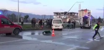 Panelvan direğe çarptı: Sıkışan sürücü güçlükle çıkarıldı