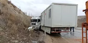 Deprem bölgesine konteynır taşıyan tır kaza yaptı