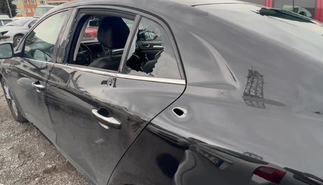 İstanbul'da otomobilde oturanlara silahlı saldırı: 1 ölü, 1 yaralı İstanbul'da otomobilde oturanlara silahlı saldırı: 1 ölü, 1 yaralı