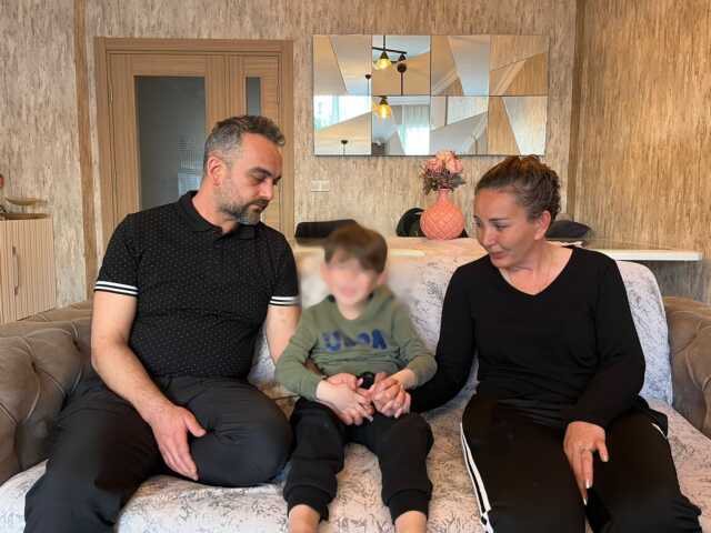 Otizmli çocuğun sesinden rahatsız olan şahıs 20 gün pusuda bekledi! Anne ve babasını kuytu köşede darbetti Otizmli çocuğun sesinden rahatsız olan şahıs 20 gün pusuda bekledi! Anne ve babasını kuytu köşede darbetti
