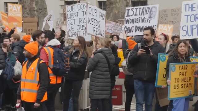 İngiltere'de doktorlar 4 günlük iş bırakma eyleminde! Yüzde 35 zam talebine Sağlık Bakanı'ndan sert yanıt İngiltere'de doktorlar 4 günlük iş bırakma eyleminde! Yüzde 35 zam talebine Sağlık Bakanı'ndan sert yanıt