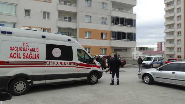 Oğlunu kurtarmak için alevlerin arasına dalan anne hayatını kaybetti Oğlunu kurtarmak için alevlerin arasına dalan anne hayatını kaybetti