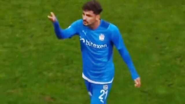 Samsunspor-Tuzlaspor maçında kriz! Tabelada numarasını gören futbolcu, oyundan çıkmadı Samsunspor-Tuzlaspor maçında kriz! Tabelada numarasını gören futbolcu, oyundan çıkmadı
