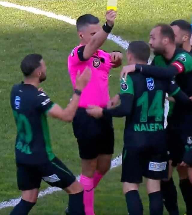 Sakaryasporlu futbolcu kırmızı kart görünce neye uğradığını şaşırdı! Gerçek hemen ortaya çıktı Sakaryasporlu futbolcu kırmızı kart görünce neye uğradığını şaşırdı! Gerçek hemen ortaya çıktı