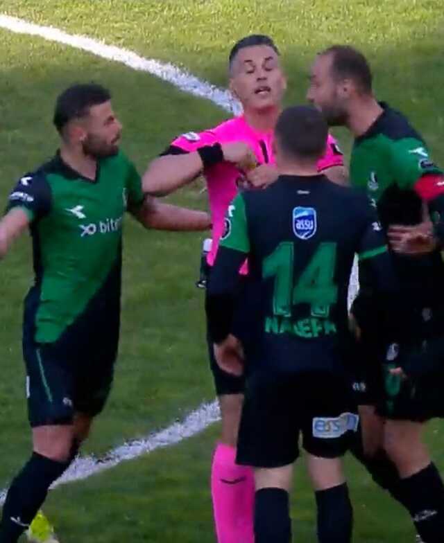 Sakaryasporlu futbolcu kırmızı kart görünce neye uğradığını şaşırdı! Gerçek hemen ortaya çıktı Sakaryasporlu futbolcu kırmızı kart görünce neye uğradığını şaşırdı! Gerçek hemen ortaya çıktı