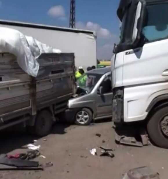 8 araç birbirine girdi, ortalık savaş alanına döndü: 3 yaralı 8 araç birbirine girdi, ortalık savaş alanına döndü: 3 yaralı