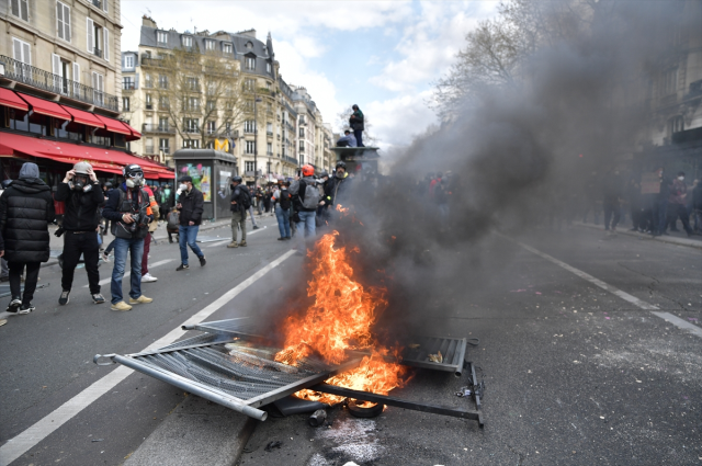 Fransa'da bir araç, sokakları yangın yerine çeviren göstericilerin arasına daldı