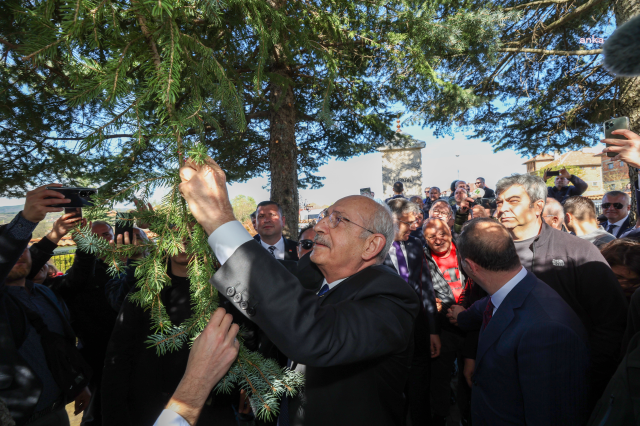 Kılıçdaroğlu, marteniçka bilekliğini Bulgaristan'da Türkan Bebek Anıtı'ndaki ağaca astı