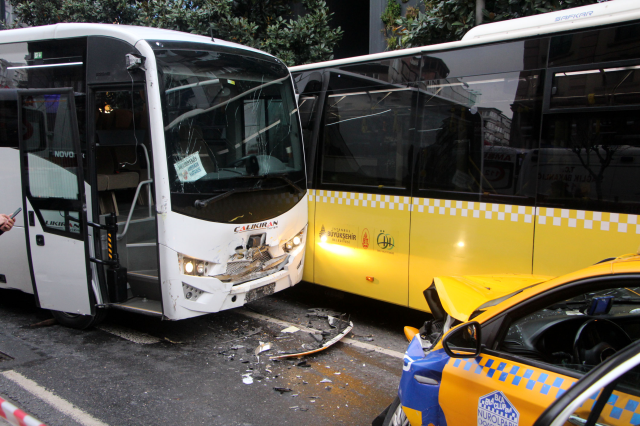 Şişli'yi kilitleyen kaza! Servis aracı önce 2 otobüse sonra da taksiye çarptı