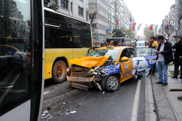 Şişli'yi kilitleyen kaza! Servis aracı önce 2 otobüse sonra da taksiye çarptı