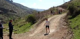 Yarışmada ayakkabısı yırtılan kadın sporcu, koşuyu yalın ayakla tamamlandı