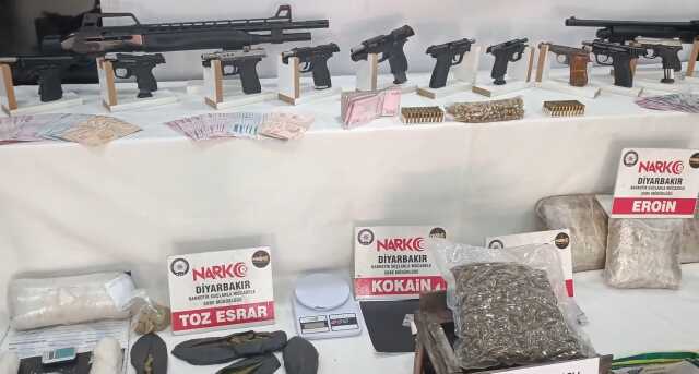 Diyarbakır'daki 'Kökünü Kurutma Operasyonu'nda tutuklu sayısı 133'e yükseldi Diyarbakır'daki 'Kökünü Kurutma Operasyonu'nda tutuklu sayısı 133'e yükseldi
