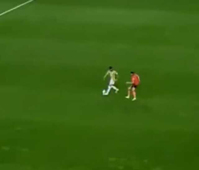 Bunu nasıl başardın Samet? Kimsenin olmadığı yere pas verdi, F.Bahçe'nin başını yaktı