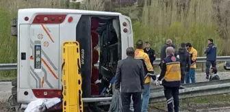 Cenazeye gitmek için yola çıkan aileyi taşıyan otobüs yola devrildi! 1'i ağır, 10 kişi yaralandı