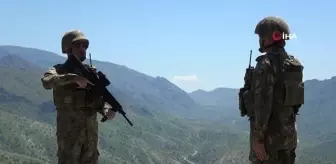Şırnak-Irak sınırında görev yapan askere ailesinden bayram sürprizi