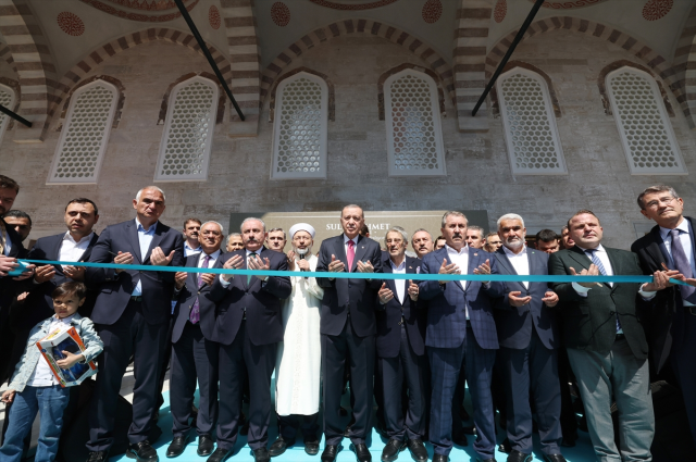 Restorasyonu tamamlanan Sultanahmet Camii yeniden ibadete açıldı