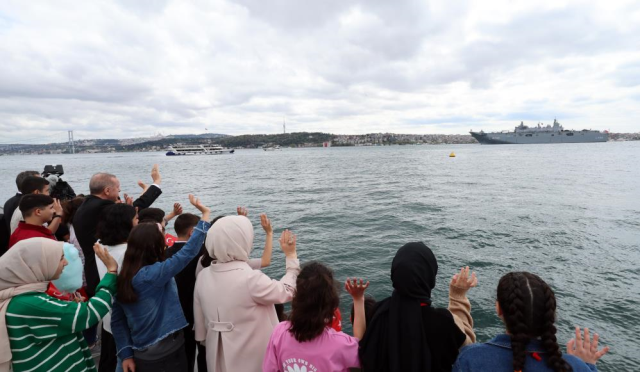 23 Nisan'da Boğaz'dan geçen TCG Anadolu, Cumhurbaşkanı Erdoğan'ı ve çocukları selamladı