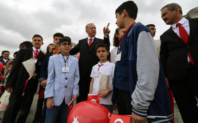 23 Nisan'da Boğaz'dan geçen TCG Anadolu, Cumhurbaşkanı Erdoğan'ı ve çocukları selamladı