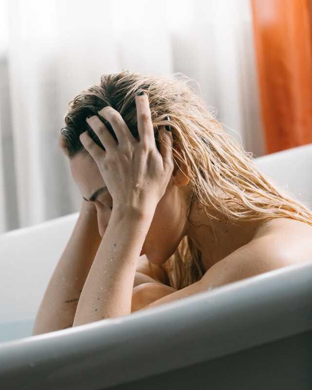 Feryat şarkısının başarısını kutlayan Hadise, küvetteki çırılçıplak hallerini paylaştı