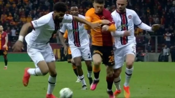 Galatasaray maçının önüne geçen pozisyon için hakem yorumcuları hemfikir oldu: Faul var