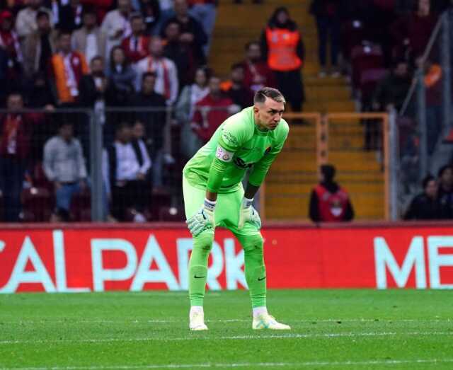 Fernando Muslera, Karagümrük maçı sonrası soyunma odasında tüm takımdan özür diledi Fernando Muslera, Karagümrük maçı sonrası soyunma odasında tüm takımdan özür diledi