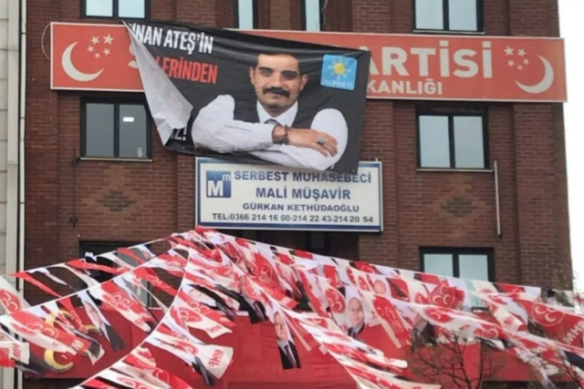 İYİ Parti ile MHP arasındaki pankart düellosu gündem oldu! Sinan Ateş'in ablasından tepki gecikmedi