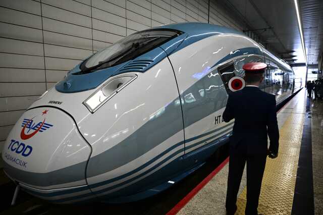 Ankara-Sivas Hızlı Tren Hattı'nın açılışına katılmayan Cumhurbaşkanı Erdoğan müjdeyi sosyal medyadan verdi: Mayıs sonuna kadar ücretsiz Ankara-Sivas Hızlı Tren Hattı'nın açılışına katılmayan Cumhurbaşkanı Erdoğan müjdeyi sosyal medyadan verdi: Mayıs sonuna kadar ücretsiz