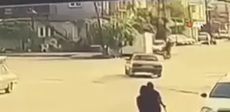 Motosikletli genç, aniden dönen otomobille çarpıştı