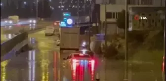Kuşadasında Sağanak Yağış: Otomobil Göle Dönen Yolda Mahsur Kaldı