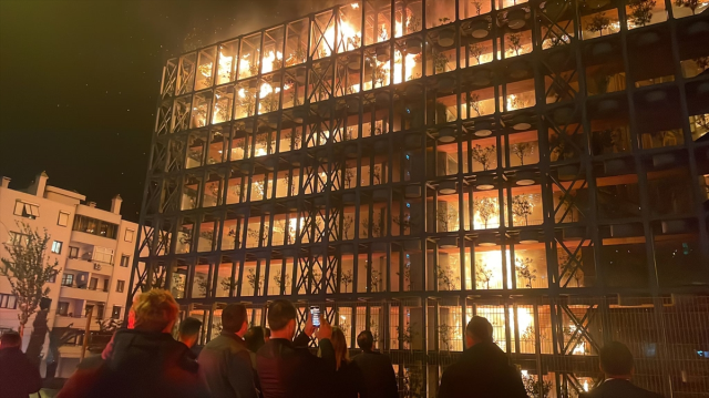 Son Dakika: İzmir'de 4 bloklu sitede yangın! Alevler 8 katı sardı, patlama sesleri geliyor