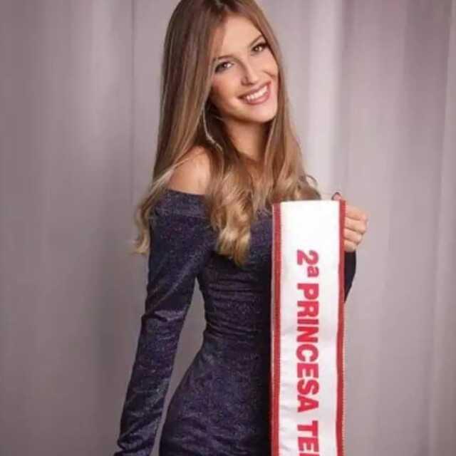 65 yaşındaki belediye başkanı, 16 yaşındaki güzellik kraliçesiyle evlendi 65 yaşındaki belediye başkanı, 16 yaşındaki güzellik kraliçesiyle evlendi