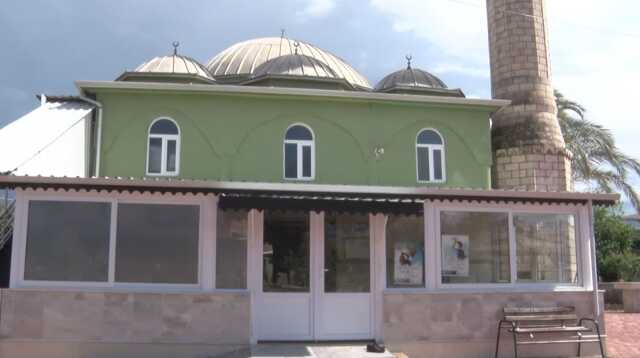 Camiye giren hırsızların rahatlığı pes dedirtti Camiye giren hırsızların rahatlığı pes dedirtti