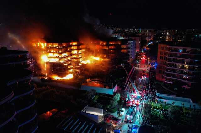 İzmir'in lüks sitesindeki yangından gelen görüntüler çok vahim! İzmir'in lüks sitesindeki yangından gelen görüntüler çok vahim!
